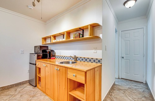 East Point Apartamento | 1 Mi to Train: ATL Area Apt w/ Patio & Shared Yard