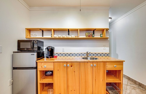 East Point Apartamento | 1 Mi to Train: ATL Area Apt w/ Patio & Shared Yard