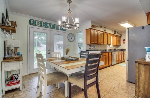Waveland Casa | < 1 Mi to Waveland Beach: Spacious Family Home