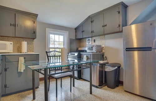 South Yarmouth Apartamento | 1 Mi to Windmill Beach South Yarmouth Apt!