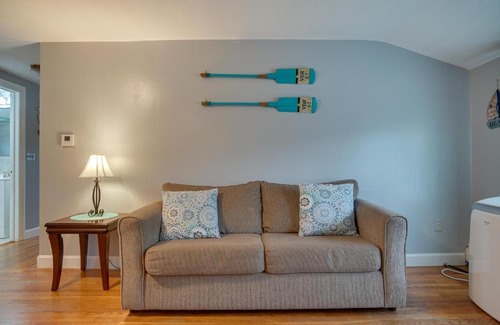 South Yarmouth Apartamento | 1 Mi to Windmill Beach South Yarmouth Apt!