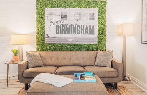 Five Points South Casa | 1 mile from UAB Hospitals Amenities Galore And King Bed