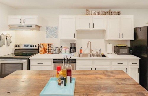 Five Points South Casa | 1 mile from UAB Hospitals Amenities Galore And King Bed