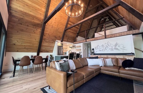 Mount Jackson Chalet De Esquí | 1 mile to Bryce Resort l 4 BR l Hot Tub l Fire Pit l Game Room