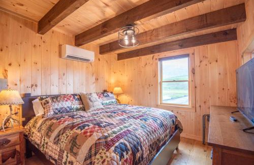 West Jefferson Casa | 1 Mile to Downtown West Jefferson Camping Cabin #7