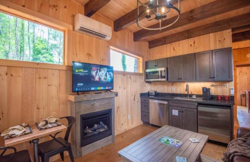 West Jefferson Casa | 1 Mile to Downtown West Jefferson Camping Cabin #7