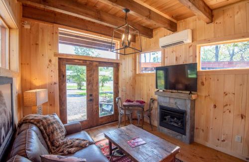 West Jefferson Casa | 1 Mile to Downtown West Jefferson Camping Cabin #4