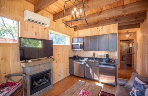 West Jefferson Casa | 1 Mile to Downtown West Jefferson Camping Cabin #4