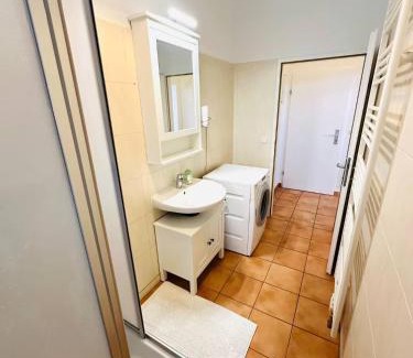 Vienna Apartamento | 1 Min to Metro I Balcony I 20 Min to Inner City