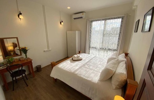 Bang Na Apartamento | 1 min walk to BTS, 3 Bed 3 Bath, Entire House