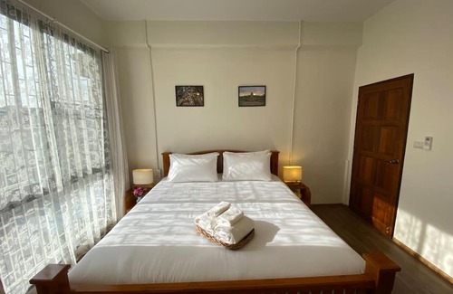 Bang Na Apartamento | 1 min walk to BTS, 3 Bed 3 Bath, Entire House