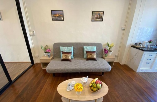 Bang Na Apartamento | 1 min walk to BTS, 3 Bed 3 Bath, Entire House