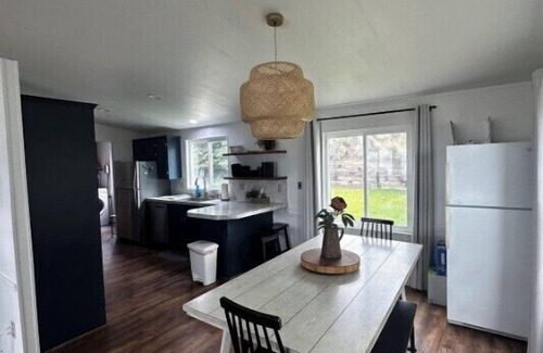 Dingle Cabina | 1-Min Walk to Private Beach, Lake Views, Pickleball, Gated Community!