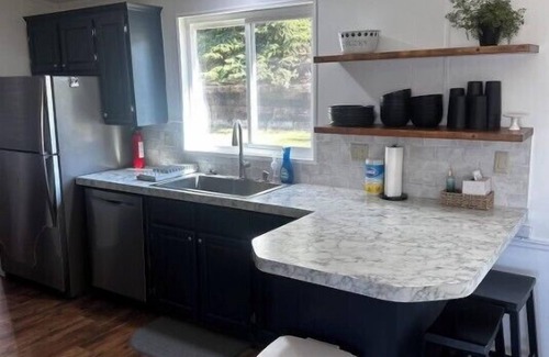 Dingle Cabina | 1-Min Walk to Private Beach, Lake Views, Pickleball, Gated Community!
