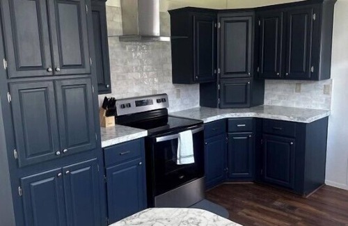 Dingle Cabina | 1-Min Walk to Private Beach, Lake Views, Pickleball, Gated Community!