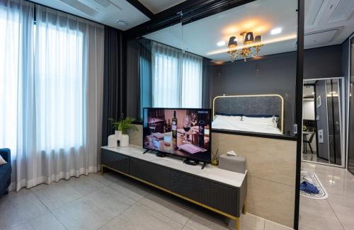 Suyeong-Gu Apartamento | 1 minute to the beach! Free parking! Sauna and gym