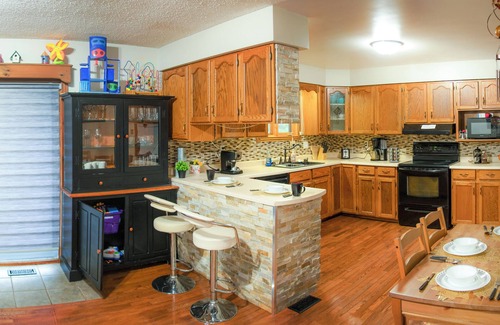 Hastings Highlands Casa | 1 minute to trails for ATVs and Snowmobiles, Cozy 3 bedroom bungalow on 1.2 acre