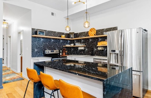 Phoenix Hill Apartamento | 1 of 3 Units- Sleeps 6, HOT TUB, Cowboy POOL, King Beds, Firepits, Yard Games