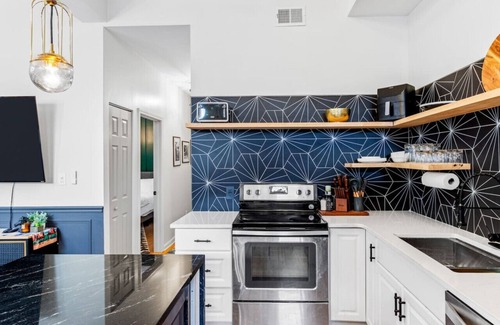 Phoenix Hill Apartamento | 1 of 3 Units- Sleeps 6, HOT TUB, Cowboy POOL, King Beds, Firepits, Yard Games