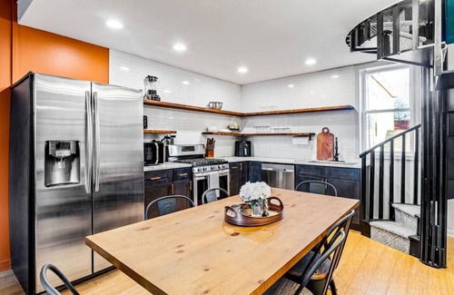Phoenix Hill Apartamento | 1 of 3 units- Sleeps 6, HOT TUB, Cowboy POOL, King Bed, Firepits, Yard Games