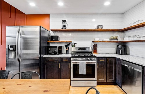 Phoenix Hill Apartamento | 1 of 3 units- Sleeps 6, HOT TUB, Cowboy POOL, King Bed, Firepits, Yard Games