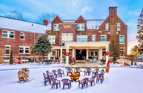 Manchester Casa | #1 on TripAdvisor. Magnificent Country Inn available as Private Home for 32. Up to 100 can stay on the 30-acre Wilburton resort. Family Reunions, Corporate Retreats. Weddings. Indoor & outdoor pool