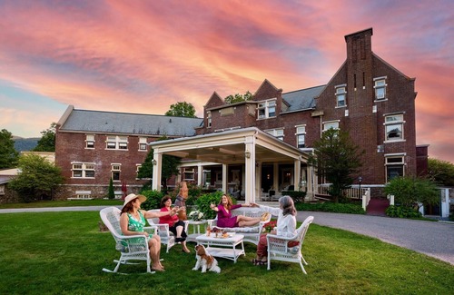 Manchester Casa | #1 on TripAdvisor. Magnificent Country Inn available as Private Home for 32. Up to 100 can stay on the 30-acre Wilburton resort. Family Reunions, Corporate Retreats. Weddings. Indoor & outdoor pool