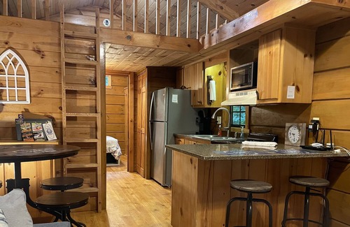 Saluda Cabina | 1 Peaceful Cabin with private Hot tub in Saluda NC