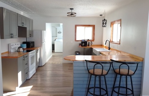 Algoma District Casa | 1 Queen & 1 Twin Bed