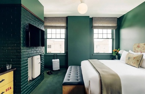 Downtown Seattle Hotel | 1 Queen Unit! Perfect Downtown Locale near Seattle Children’s Museum