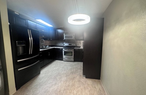 Russian Jack Park Condominio | 1 room/3br condo <1mile away from UAA, hospital & costco LGBTQ & Pet friendly