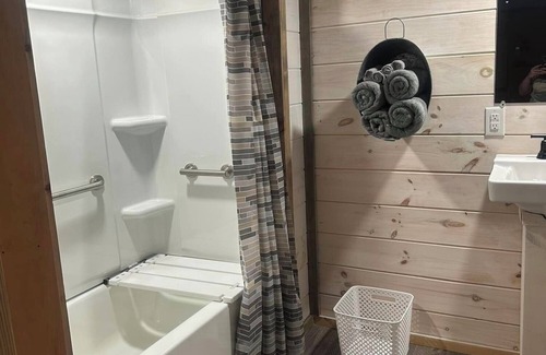 Robbinsville Cabina | 1 Room Cabin- " The Farm House"
