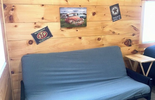 Robbinsville Cabina | 1 Room Cabin- " The Garage"