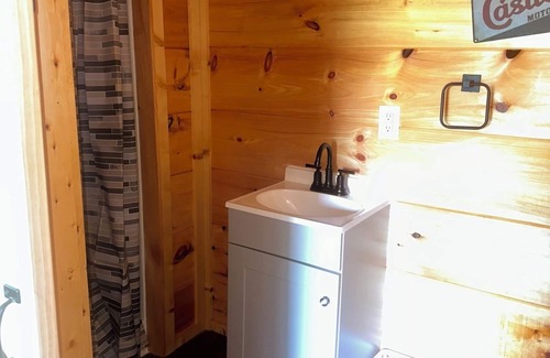 Robbinsville Cabina | 1 Room Cabin- " The Garage"