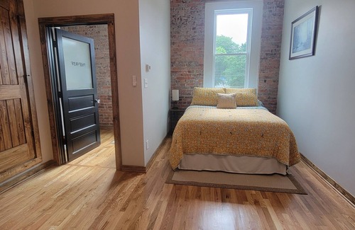 Stokes Apartamento | 1 Room Studio Apartment-walking distance to coffee shop, restaurants, bars, etc!