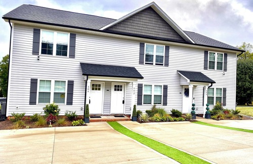 Kannapolis Casa | 1 Small Dog Friendly :2-bedroom Townhouse /25 mins from Charlotte