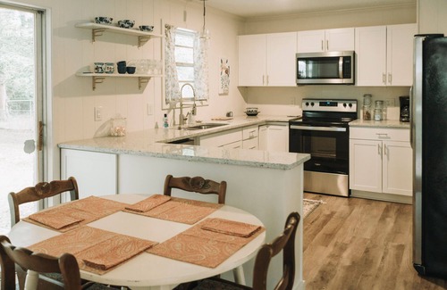 Tupelo Casa | #1 Stay on Elvis Presley Drive 1 mi to I 22, near aquatic ctr, downtown, arena.