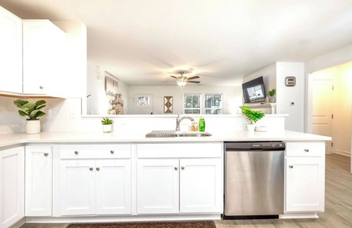 Harrisburg Casa | 1 story fenced backyard mins from UNCC & speedway