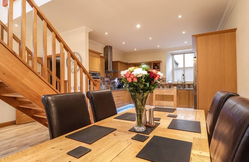 Elgin Casa | 1 THE COACH HOUSE, pet friendly, with hot tub in Elgin