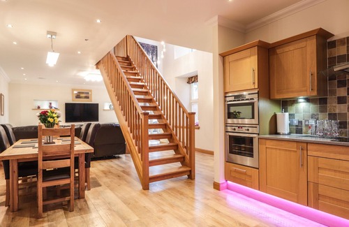 Elgin Casa | 1 THE COACH HOUSE, pet friendly, with hot tub in Elgin