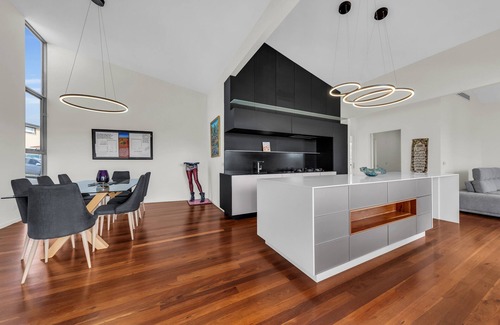 Tura Beach Cabina | 1 The Point - Pet friendly with a spa