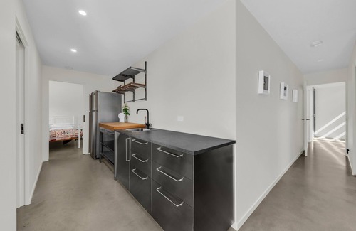 Tura Beach Cabina | 1 The Point - Pet friendly with a spa