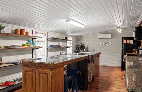 Hico Cabina | 1 Tiny Town Hico Spacious Cabin Animals Fire Pit