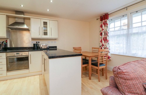 Minehead Cabaña | 1 TREGONWELL COURT, pet friendly, country holiday cottage in Minehead