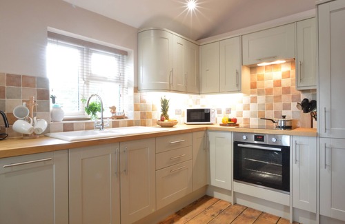 Lowestoft Cabaña | 1 TUNNS COTTAGES, RUSHMERE, NR BECCLES, pet friendly in Beccles