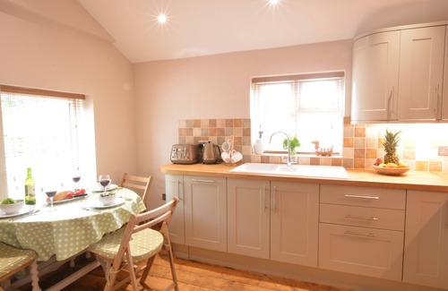 Lowestoft Cabaña | 1 TUNNS COTTAGES, RUSHMERE, NR BECCLES, pet friendly in Beccles