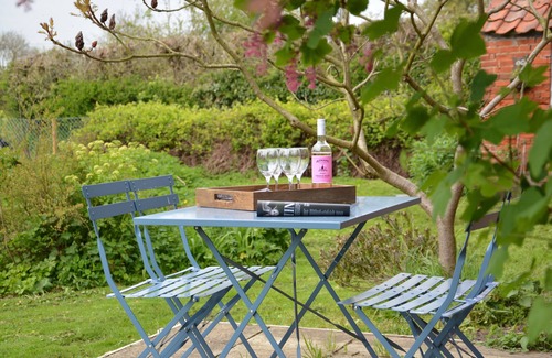 Lowestoft Cabaña | 1 TUNNS COTTAGES, RUSHMERE, NR BECCLES, pet friendly in Beccles