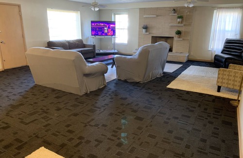 Lindenwood Park Casa | 10,458 sq ft 15 bedroom / 6 bathroom Home for Groups