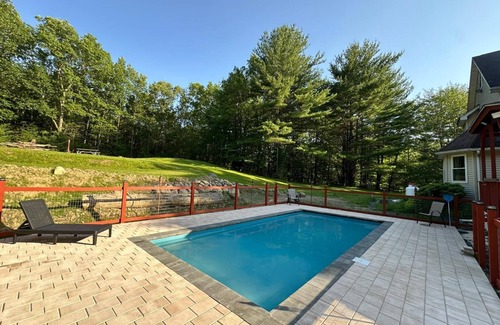 Brodheadsville Casa | Propiedad privada privada de 10 acres, aislada, piscina, sauna, WiFi, estanque, a 15 minutos del esquí