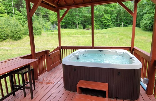 Brodheadsville Casa | Propiedad privada privada de 10 acres, aislada, piscina, sauna, WiFi, estanque, a 15 minutos del esquí